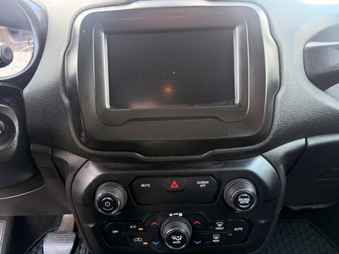 Used 2018 Jeep Renegade Latitude w/ Cold Weather Group AWD/4WD image 26