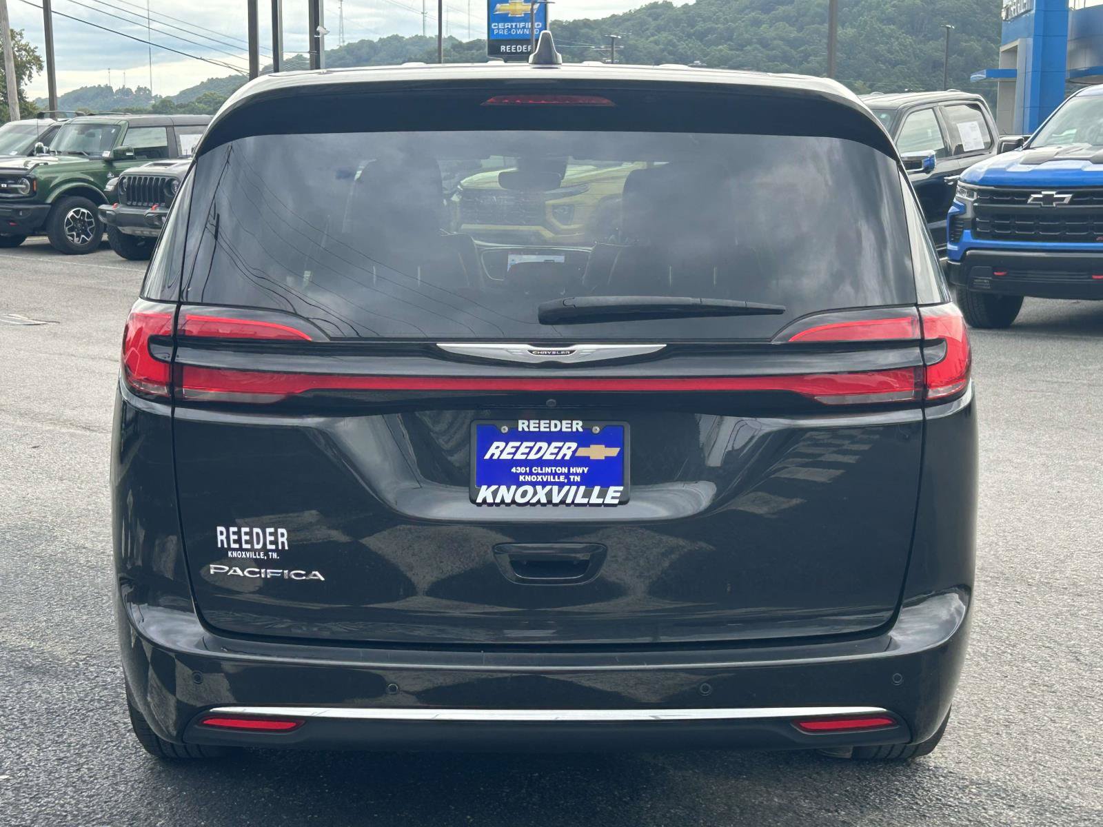 Used 2023 Chrysler Pacifica Touring-L FWD image 6
