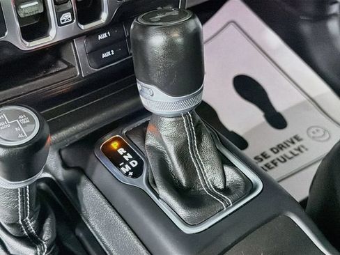 Used 2021 Jeep Wrangler Unlimited Sahara w/ Uconnect 4C Nav & Sound Group AWD/4WD image 17
