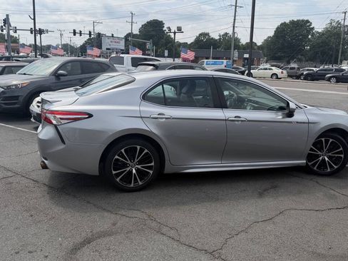 Used 2020 Toyota Camry SE FWD image 9