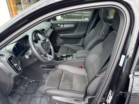 Certified 2025 Volvo XC40 B5 Plus AWD/4WD image 20