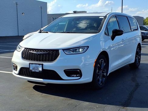 New 2026 Chrysler Pacifica Select image 2