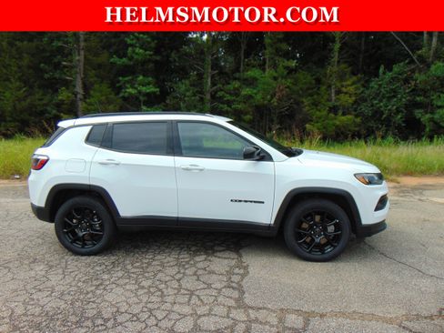 Certified 2025 Jeep Compass Latitude w/ Altitude Special Edition AWD/4WD image 12