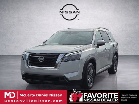 Used 2025 Nissan Pathfinder SV AWD/4WD image 2