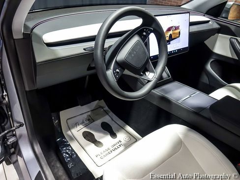 Used 2026 Tesla Model Y 2WD image 17