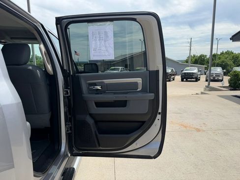 Used 2019 RAM 1500 Classic SLT AWD/4WD image 41