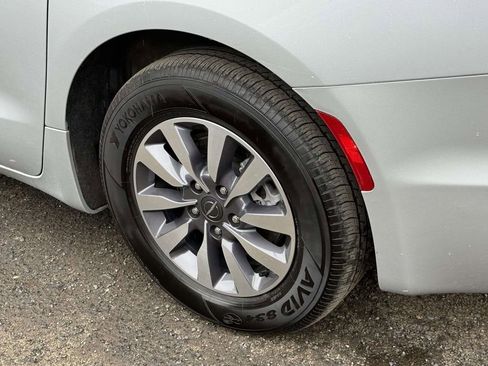 Used 2024 Chrysler Pacifica Select image 12