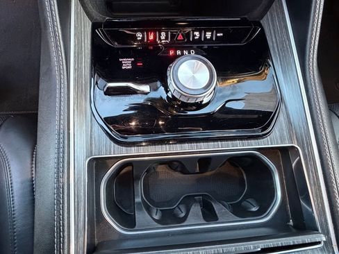 Certified 2024 Jeep Wagoneer L Series II w/ Flexible Seating Group image 28