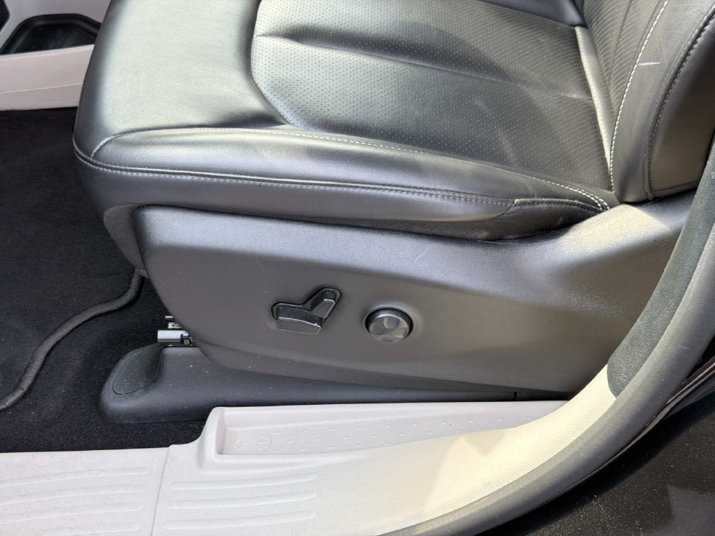 Used 2023 Chrysler Pacifica Touring-L FWD image 21