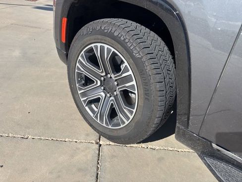 Used 2024 Jeep Wagoneer 2WD w/ Premium Group I image 7