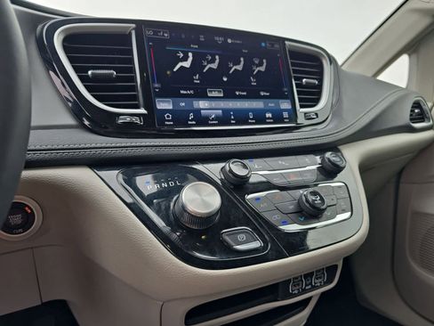 Used 2024 Chrysler Pacifica Limited FWD image 19