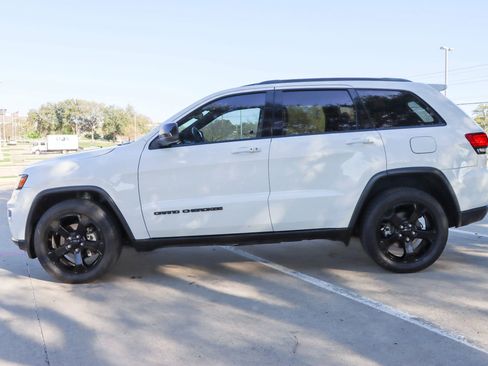 Used 2018 Jeep Grand Cherokee Laredo AWD/4WD image 4