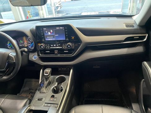 Used 2021 Toyota Highlander XLE AWD/4WD image 25