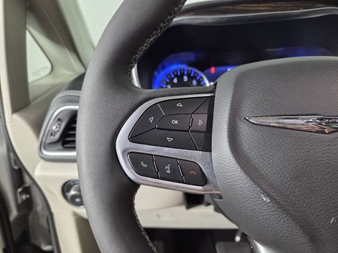 Certified 2024 Chrysler Pacifica Limited image 19
