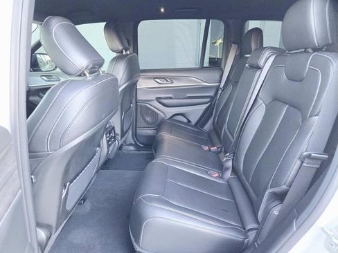 Used 2024 Jeep Grand Cherokee Limited w/ Black Appearance Package image 9