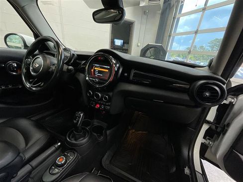 Used 2021 MINI Cooper 4-Door Hardtop w/ Premium Package FWD image 32