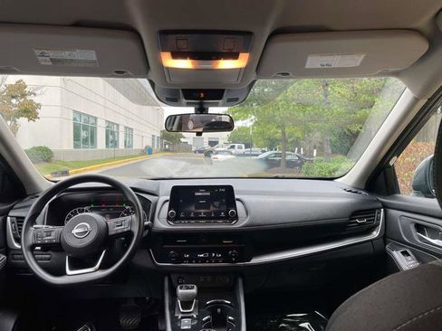 Used 2024 Nissan Rogue SV image 8