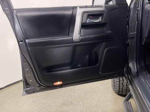 Used 2018 Toyota 4Runner SR5 Premium w/ Convenience Package AWD/4WD image 17
