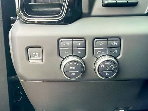 Used 2025 GMC Sierra 2500 AT4 w/ AT4 Premium Plus Package image 30