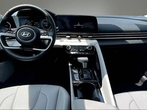 Used 2025 Hyundai Elantra Limited FWD image 7