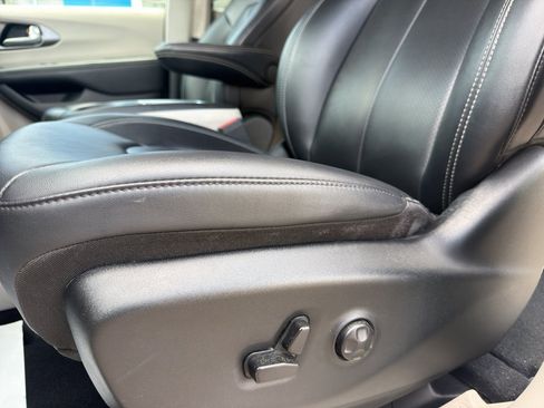 Used 2024 Chrysler Pacifica Touring-L FWD image 25