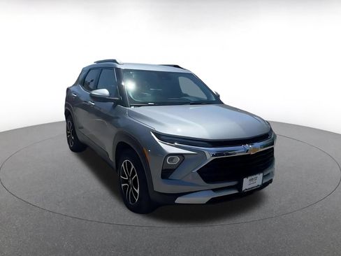 Used 2025 Chevrolet TrailBlazer LT FWD image 3