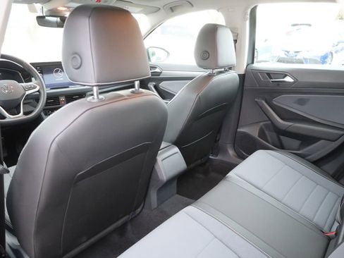 Used 2025 Volkswagen Jetta SE w/ Sunroof Package image 23