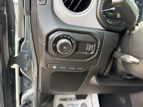 Used 2025 Jeep Wrangler Unlimited Sahara AWD/4WD image 17