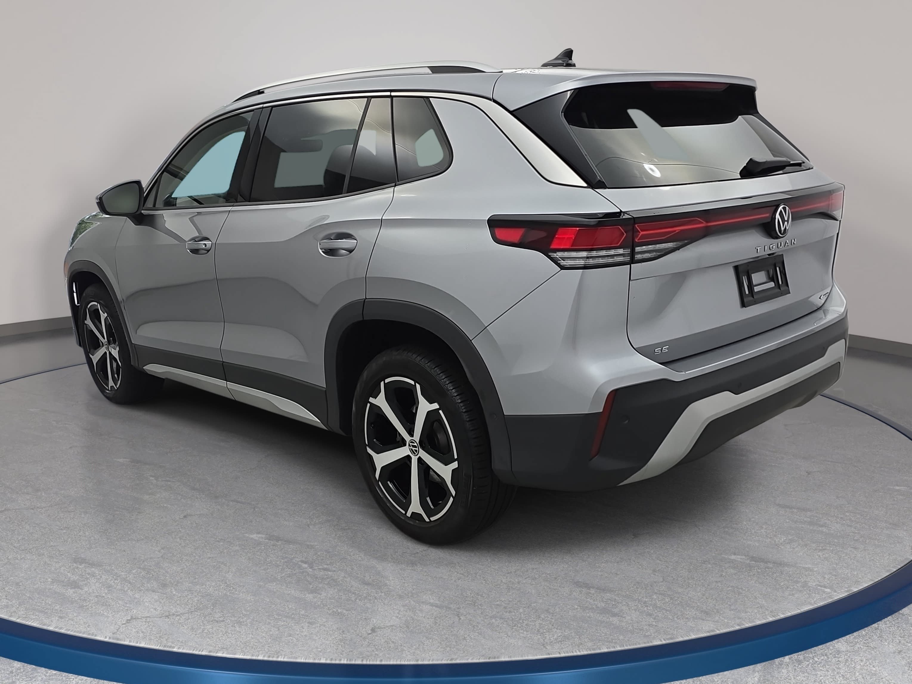 Used 2025 Volkswagen Tiguan SE AWD/4WD image 7