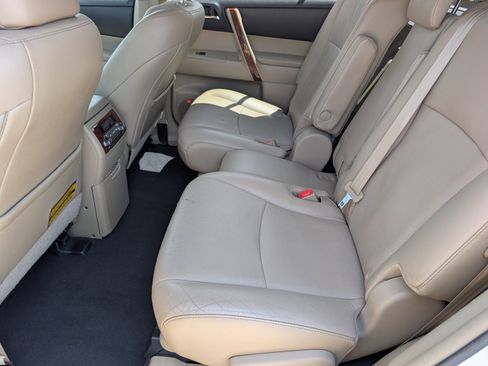 Used 2012 Toyota Highlander Limited w/ Tow Pkg AWD/4WD image 11