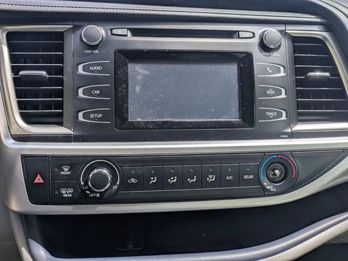 Used 2017 Toyota Highlander LE FWD image 40
