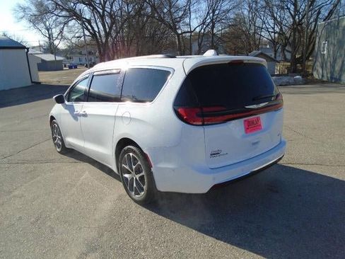 Used 2022 Chrysler Pacifica Touring-L w/ Uconnect Theater Family Group image 20
