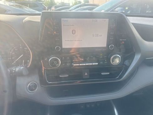 Used 2020 Toyota Highlander XLE FWD image 12