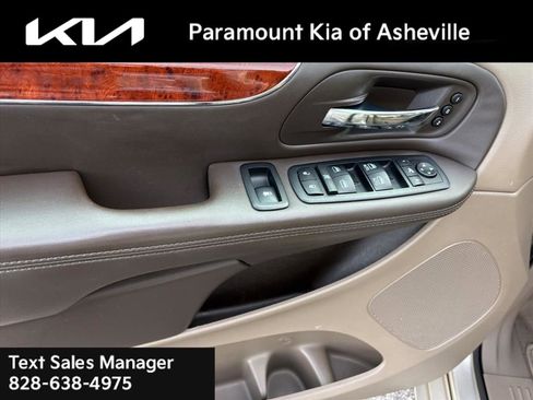 Used 2013 Chrysler Town & Country Limited w/ Luxury Group image 25