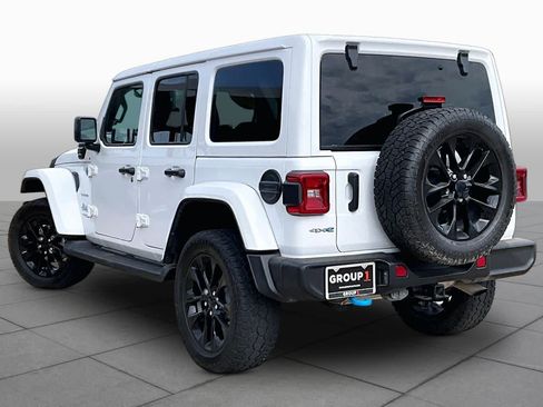 Used 2022 Jeep Wrangler Unlimited Sahara w/ Cold Weather Group AWD/4WD image 12