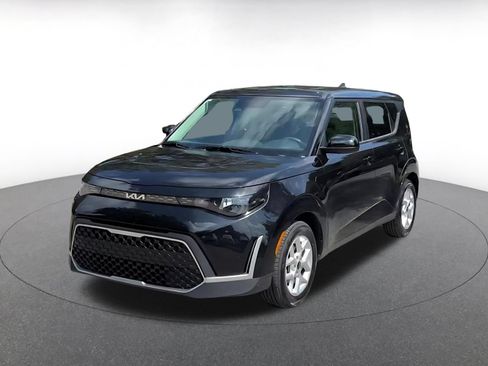 Used 2025 Kia Soul LX w/ LX Technology Package FWD image 7