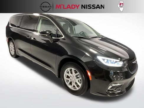 Used 2024 Chrysler Pacifica Touring-L image 4