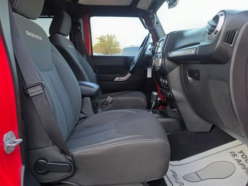 Used 2018 Jeep Wrangler Unlimited Sahara AWD/4WD image 32