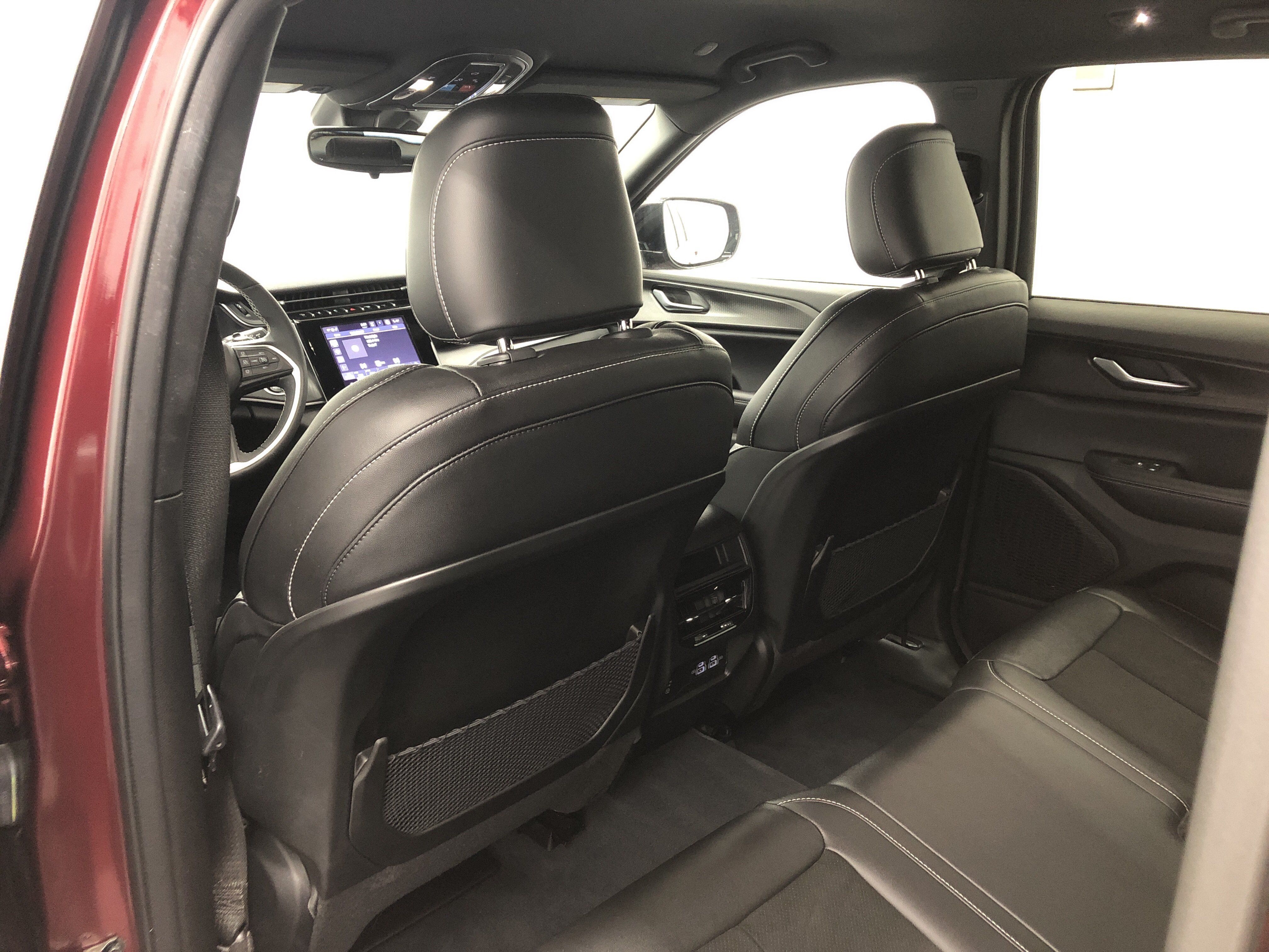 Used 2023 Jeep Grand Cherokee Altitude AWD/4WD image 13
