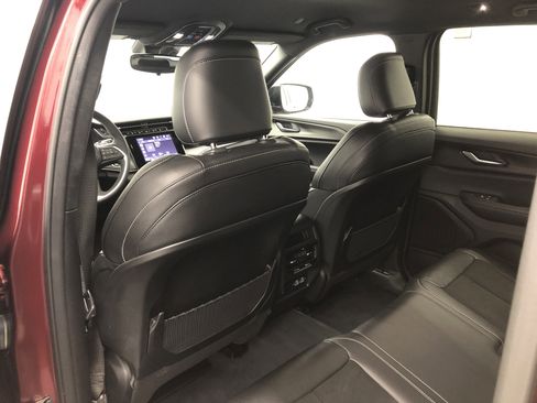 Certified 2023 Jeep Grand Cherokee Altitude image 13