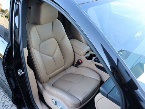 Used 2020 Porsche Macan image 38