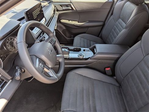New 2025 Mitsubishi Outlander SE image 11