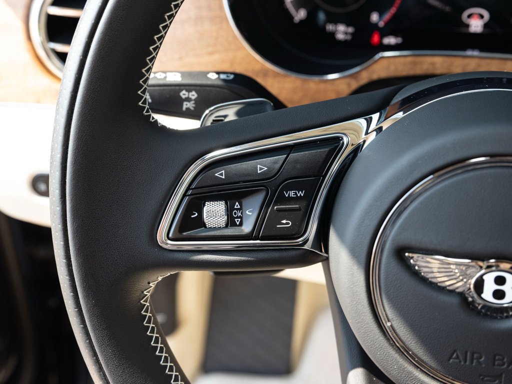 Used 2025 Bentley Bentayga AWD/4WD image 42