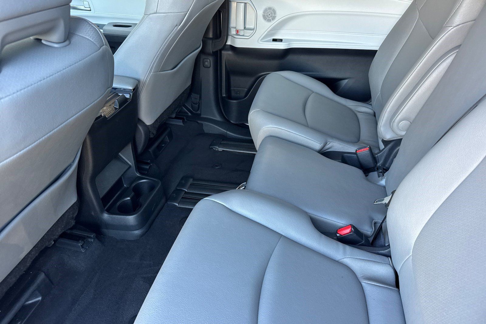 Used 2026 Toyota Sienna XLE FWD image 24