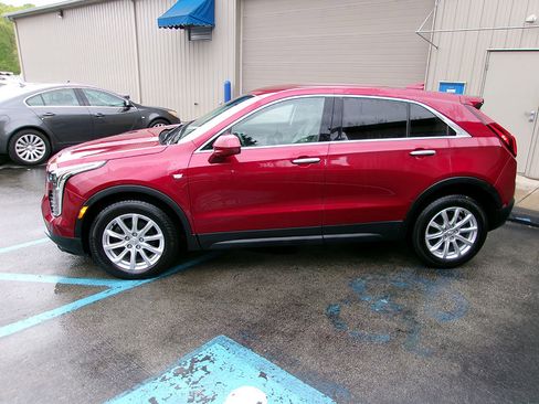 Used 2019 Cadillac XT4 Luxury w/ Cold Weather Package AWD/4WD image 3