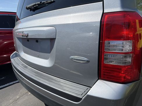 Used 2014 Jeep Patriot Latitude w/ Sun/Sound Group AWD/4WD image 8