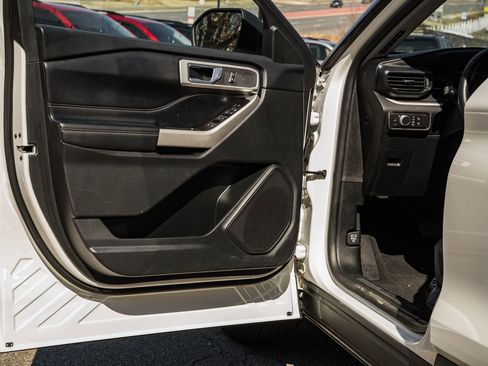 Used 2022 Ford Explorer XLT image 46