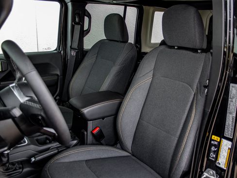 Used 2025 Jeep Wrangler Unlimited Sahara AWD/4WD image 21