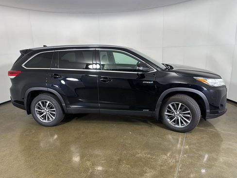 Used 2019 Toyota Highlander XLE AWD/4WD image 8