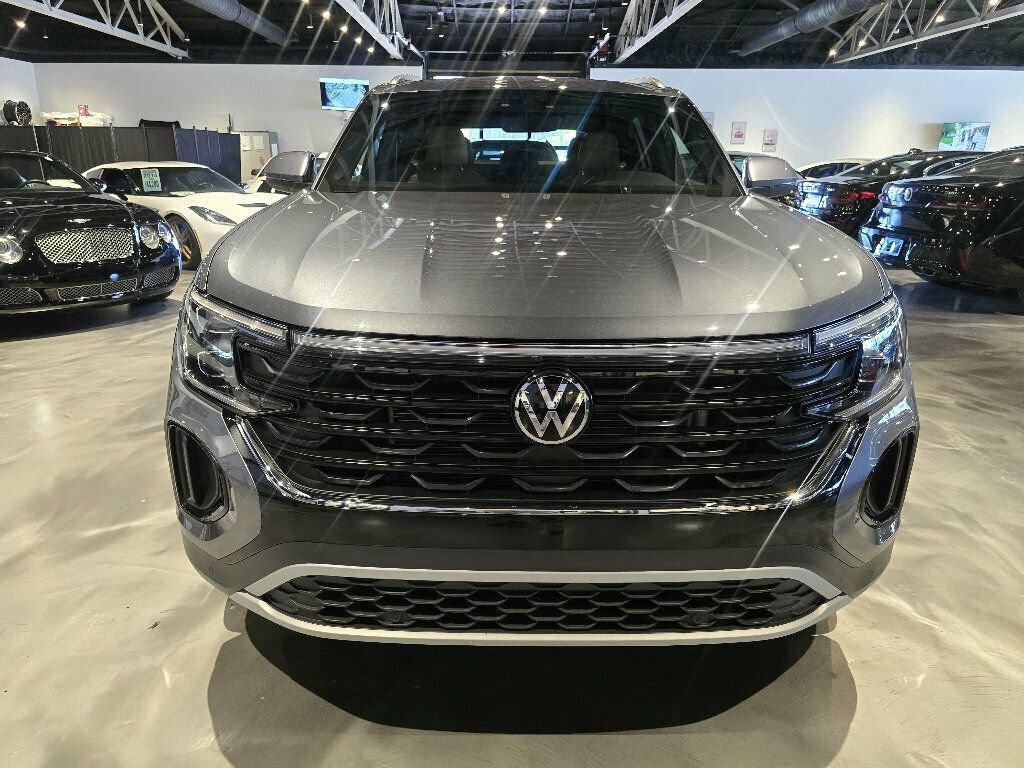 Used 2024 Volkswagen Atlas Cross Sport SE w/ Panoramic Sunroof Package FWD image 2